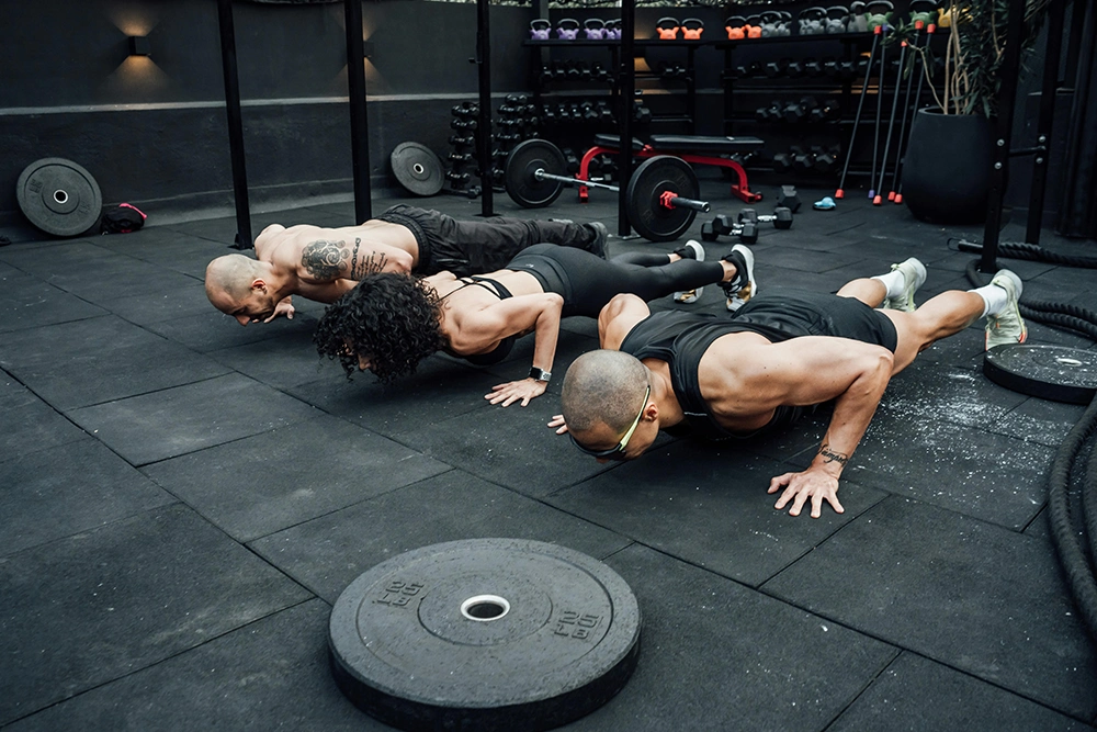 Functional group training session focusing on multi-joint movement patterns